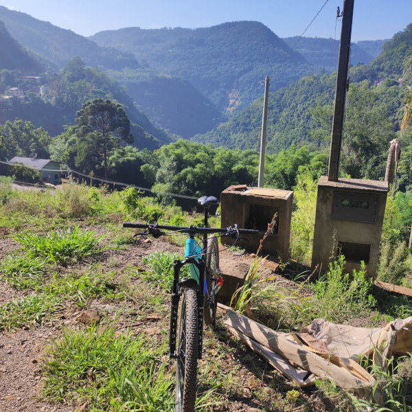 Vista dos morros ao fundo na saída de Caxias do Sul pelo bairro Galópolis