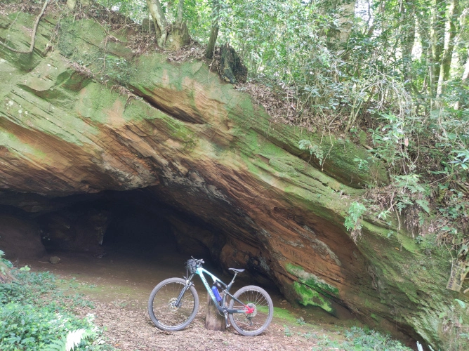 Toca dos Bugres no Cerro da Glória